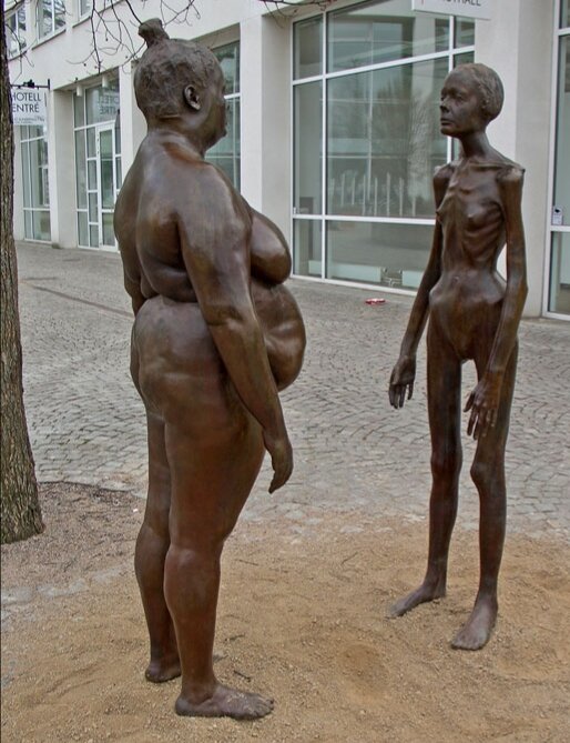 Шведская скульптура на улице. Толстая и худая. Из свободного Интернета