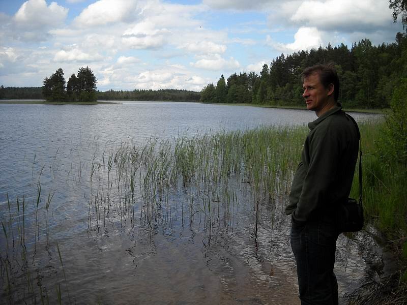 На берегу лесного озера - красиво, но негде развернуться