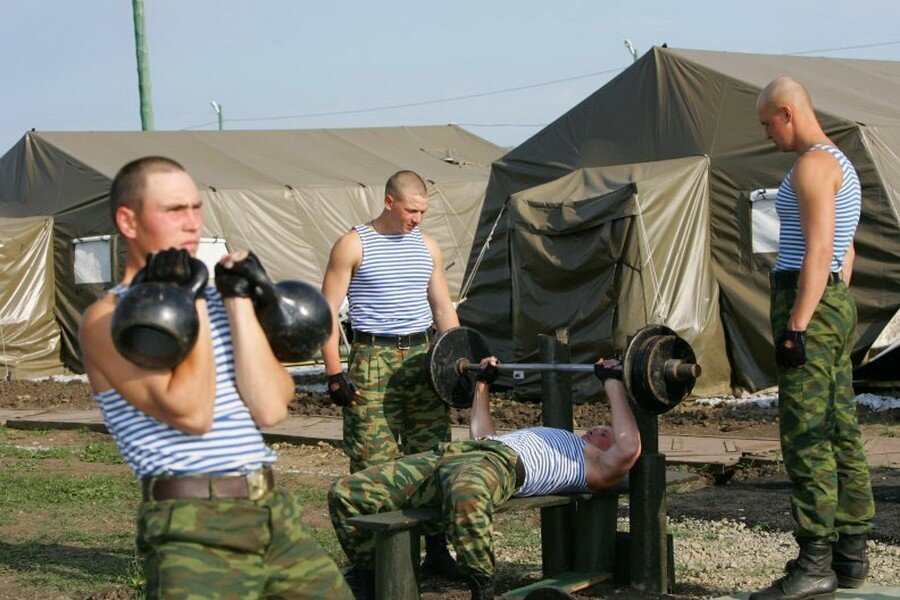 Пройти военную подготовку. Тренировка солдат в армии. Солдаты тренируются. Физическая подготовка в армии. Спортивная подготовка в армии.