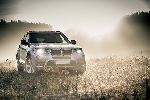 https://cdn.pixabay.com/photo/2016/02/22/20/22/bmw-1216469_960_720.jpg