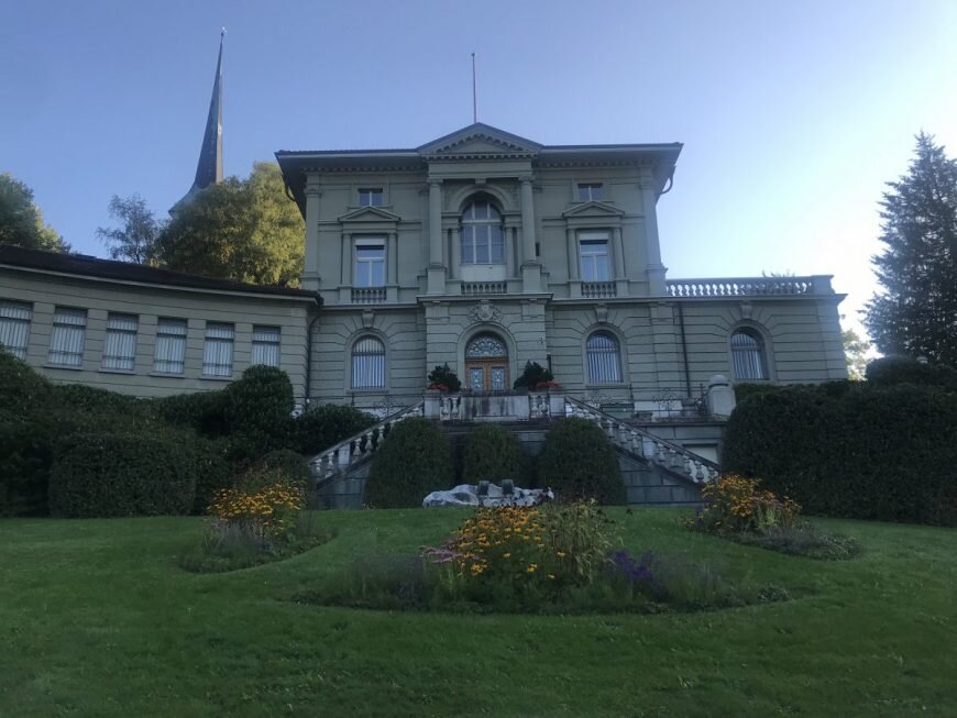 Галерея возле центрального парка