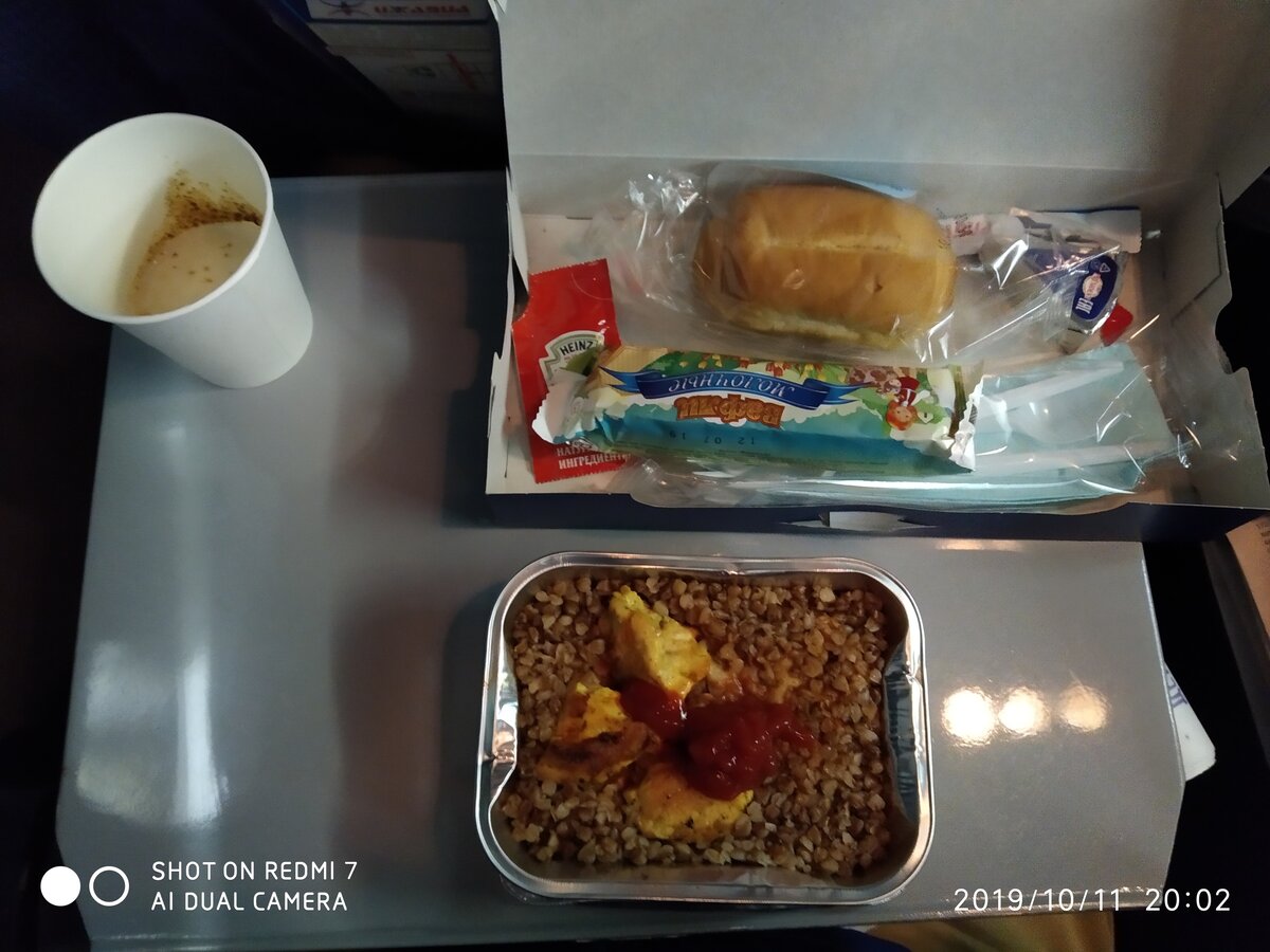 Греча с курой, кофе с молоком пока без кипятка. Вафли уехали детям.