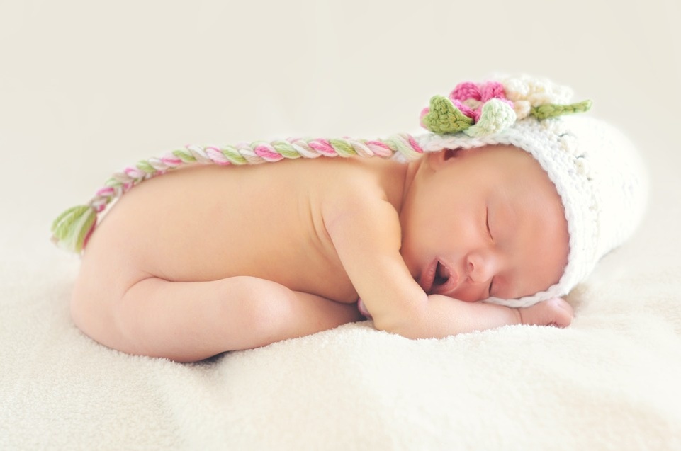 https://cdn.pixabay.com/photo/2015/05/26/12/31/baby-784609_960_720.jpg