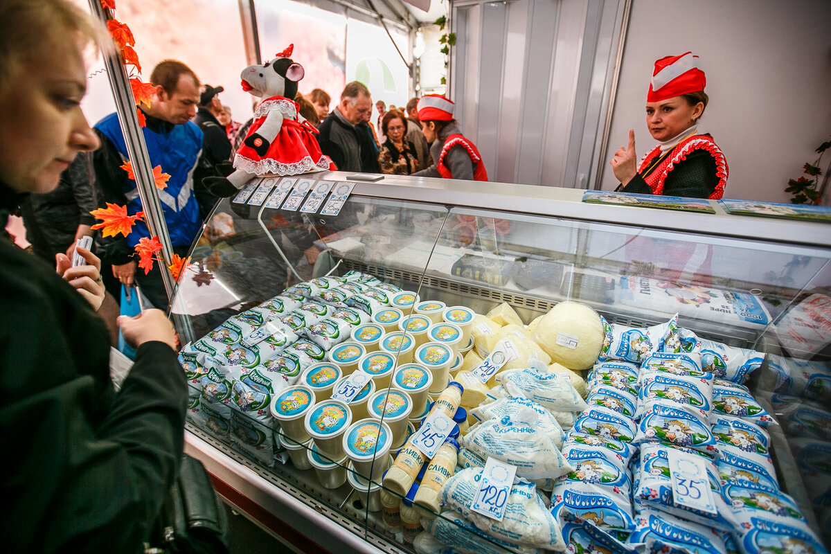 Молочный конгресс. Рынок молочной продукции. Молоко на рынке. Молочная базар. Молочный рынок фото.