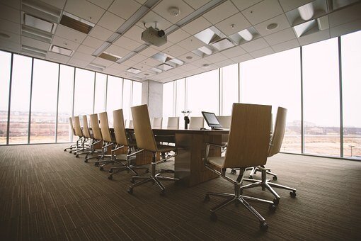 https://cdn.pixabay.com/photo/2015/05/15/14/22/conference-room-768441__340.jpg