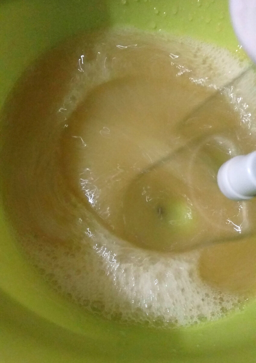 Взбивать всё до белой пены.