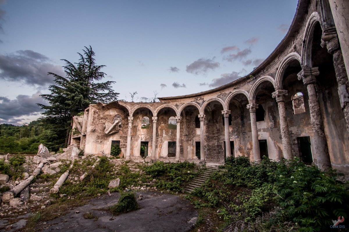 Нашли заброшенный советский дворец пионеров невероятной красоты! | ComDig |  Urban Exploration | Дзен