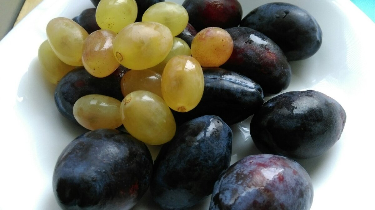 Сливы и виноград хорошенько моем. 