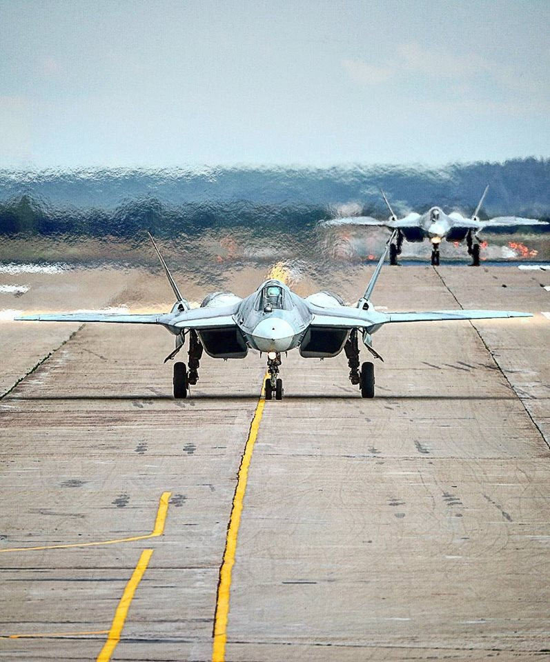 Пара Су-57 выходят на взлёт 
