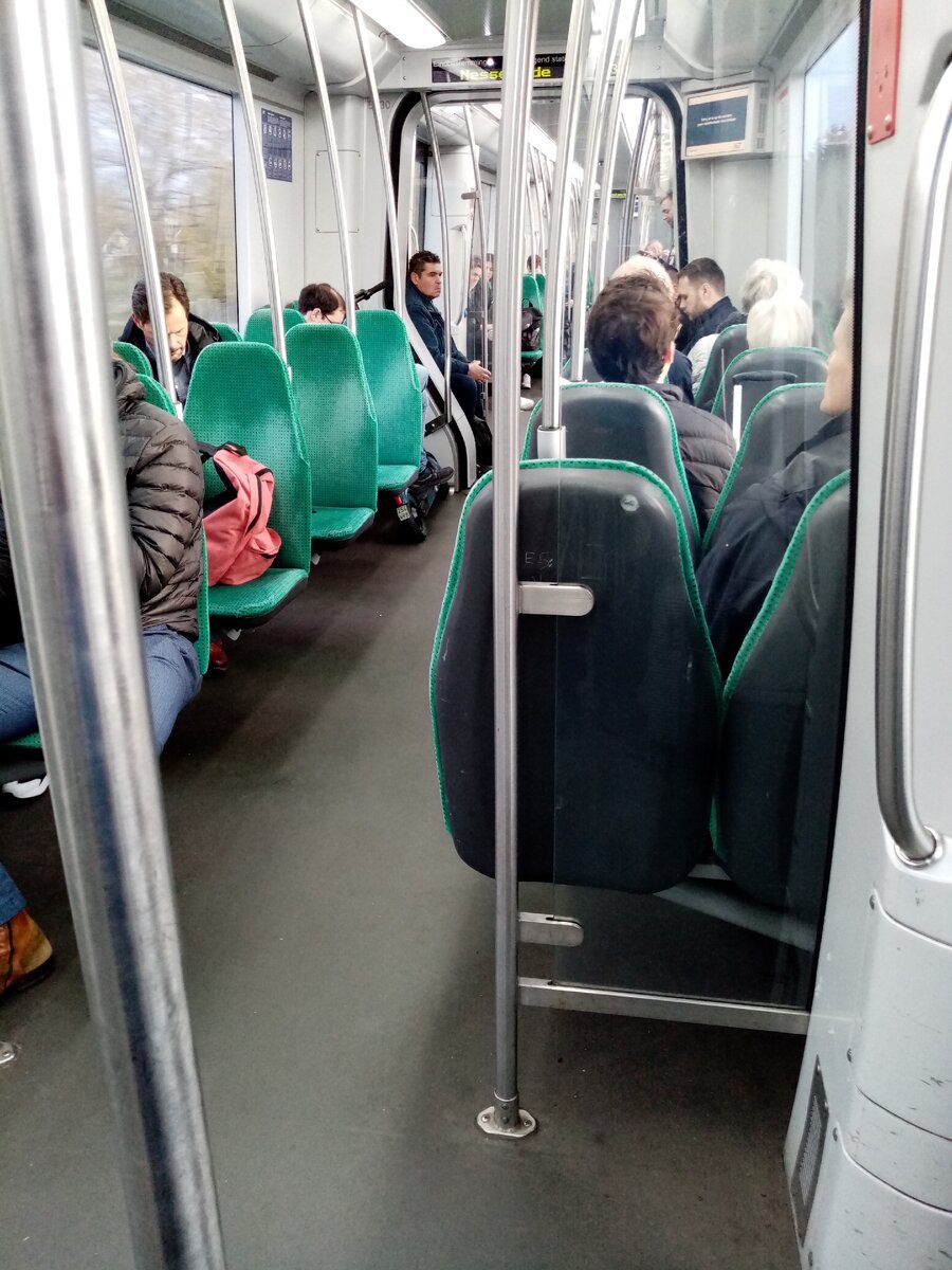 Метро в Роттердаме изнутри больше похоже на трамвай