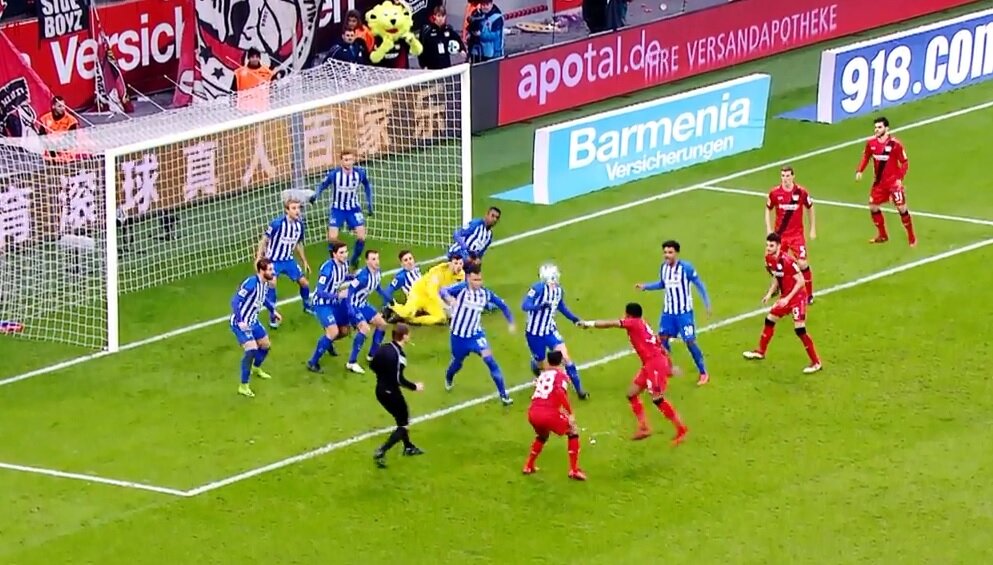 Свободный удар Байера в штрафной Герты 