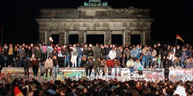 Берлинская стена 9 ноября 1989 года. Архивное фото с сайта мэрии Берлина.  https://www.berlin.de/kultur-und-tickets/tipps/30-jahre-mauerfall/