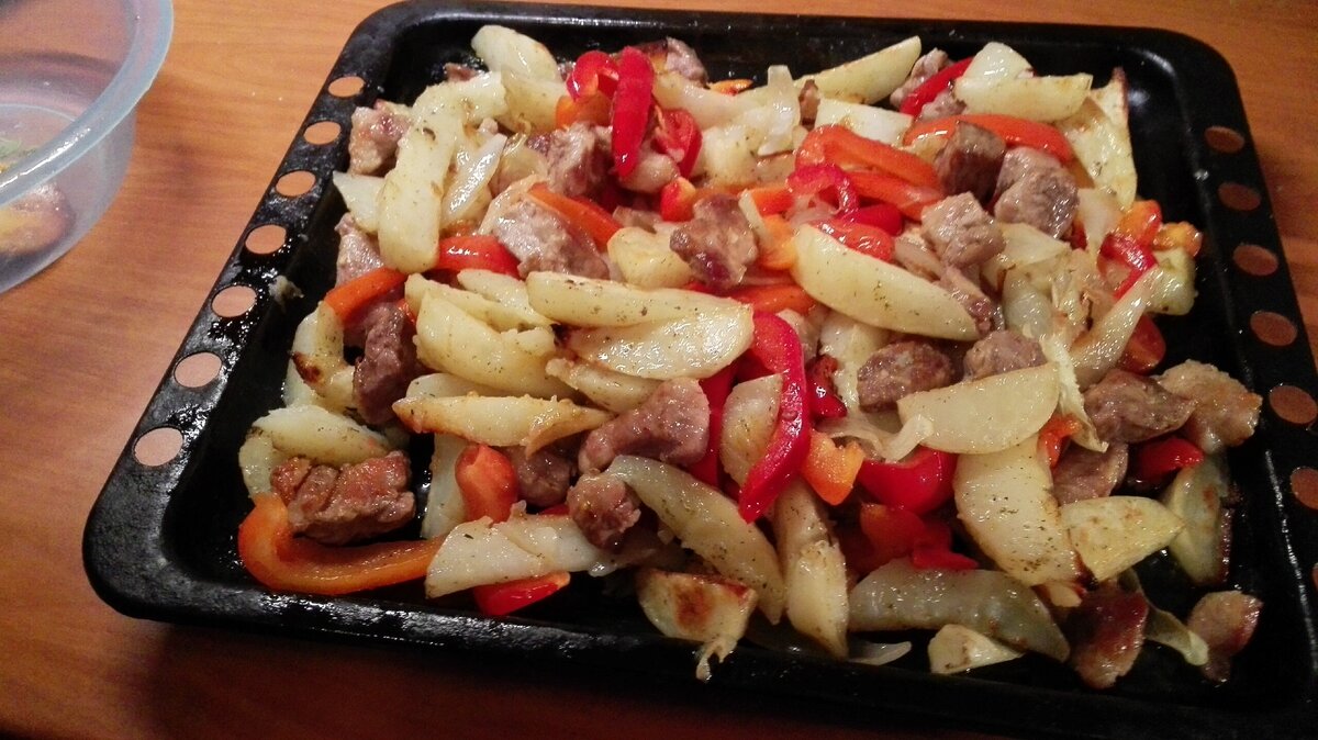 Готовое блюдо, ждет тарелок