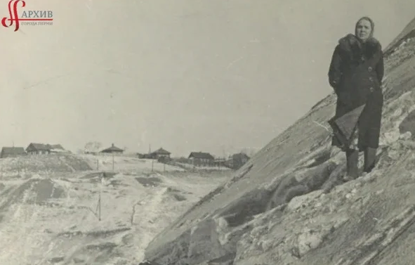 Елена Даниловна Реймерс (жена В.В. Реймерса) на склоне Северной дамбы. Идёт строительство (1-ая насыпь). 18-25 марта 1956. Источник: pastvu.com