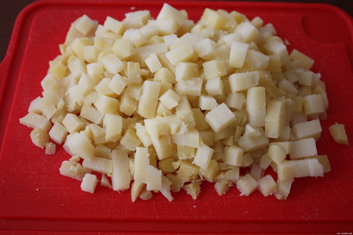 отварной картофель так же нарезаем небольшими кубиками