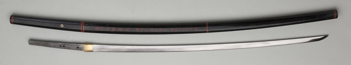 Катана из коллекции Эрмитажа. Клинок 1308 г., рукоять и ножны XIX в. Длина 111 см, длина клинка 83,3 см. Источник: сайт Эрмитажа.