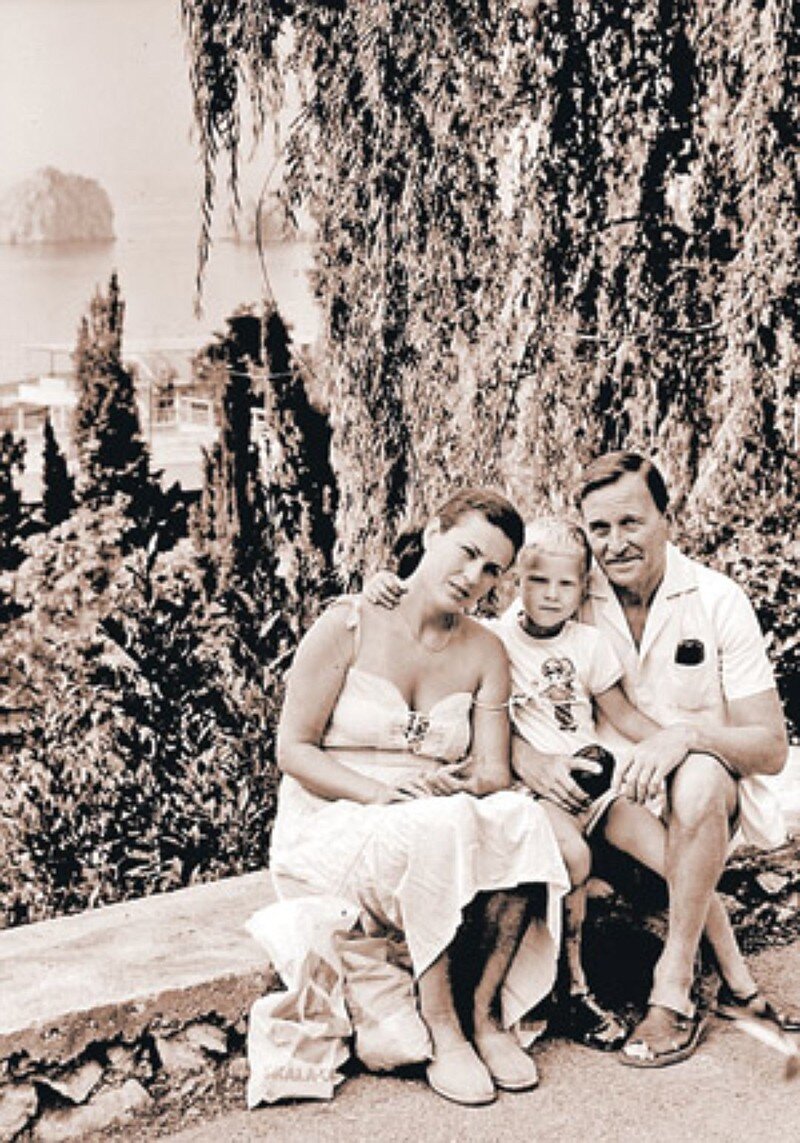 Валентина Толкунова с  мужем и сыном.  Фото Яндекс картинки