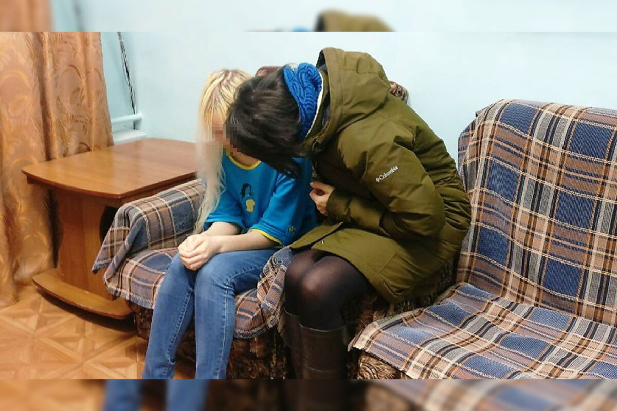 Мама в колготках рассказы. Девочка сбежала из дома. Девочка ушла из дома. Подросток уходит из дома. Дочь сбежала из дома