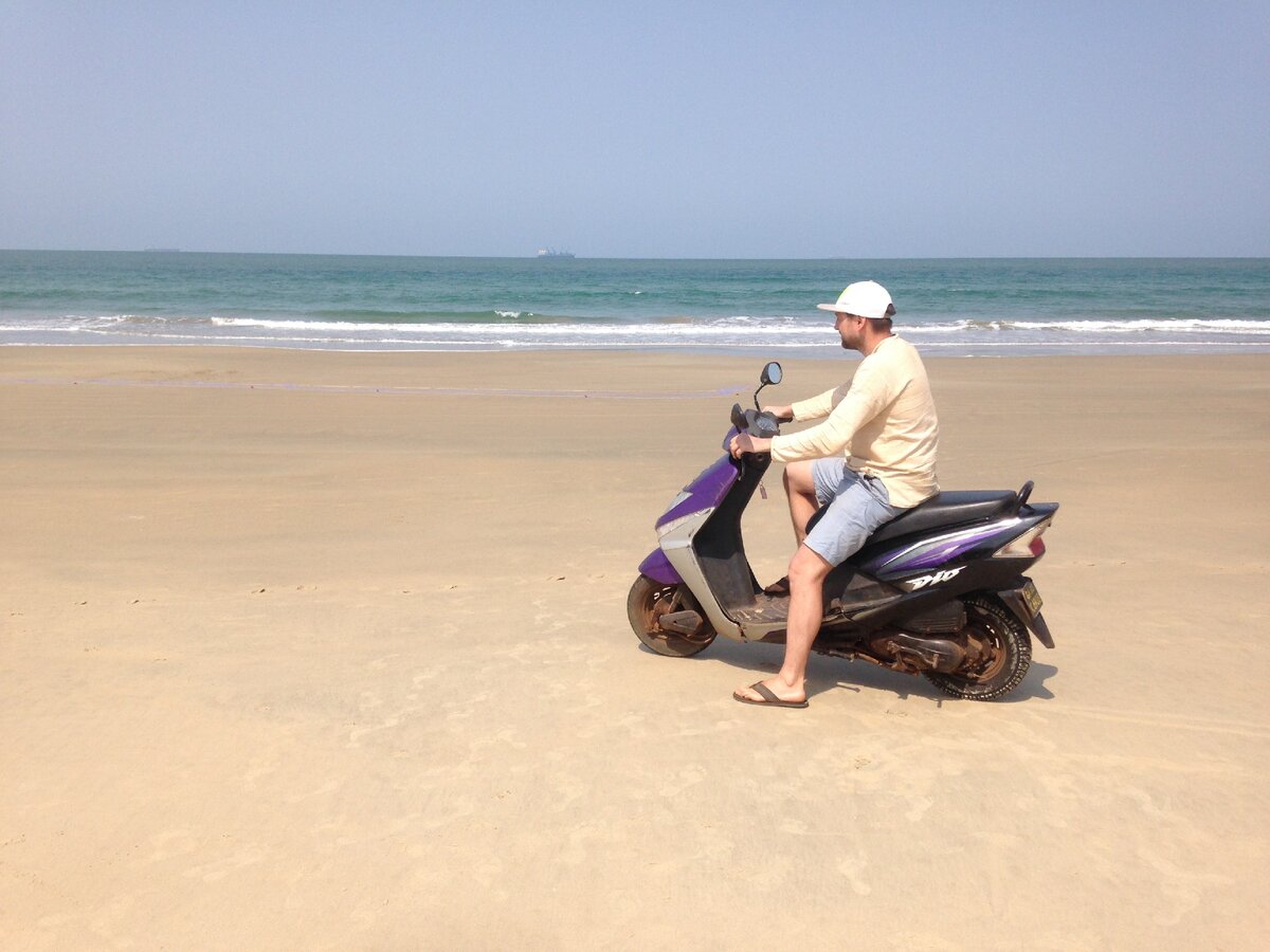 Я и наш верный друг) На котором мы объездили весь Северный Гоа.