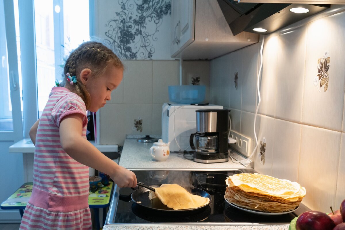 Дети пекут блины