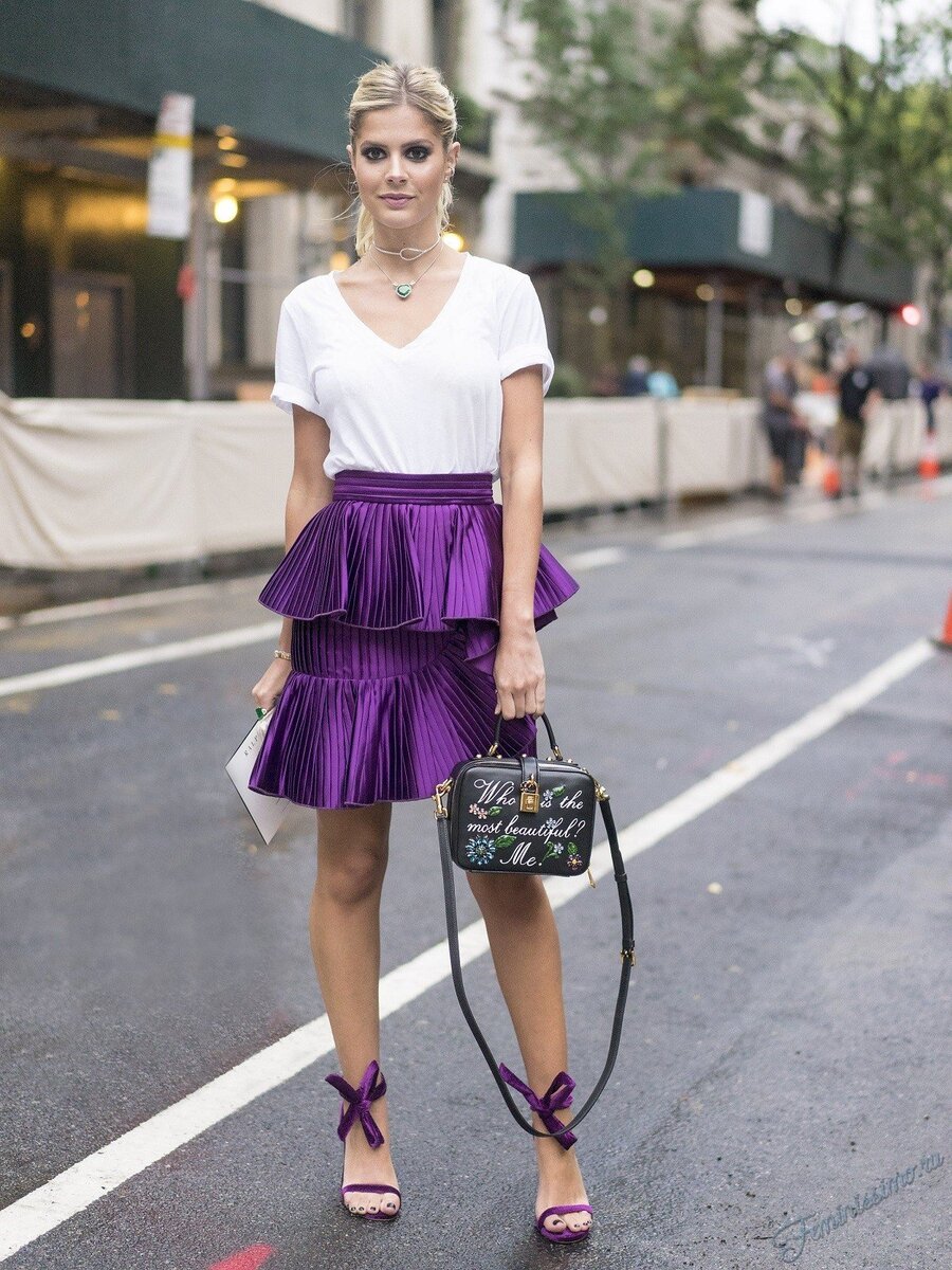 С чем носить фиолетовую юбку: яркий и открытый лук