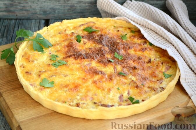 мука пшеничная, масло сливочное, лёд, соль, лук репчатый, ветчина, сыр твёрдый, масло сливочное, яйца, молоко, орех мускатный, соль