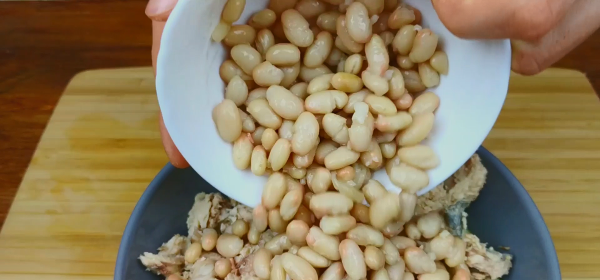 салат с консервированной фасолью