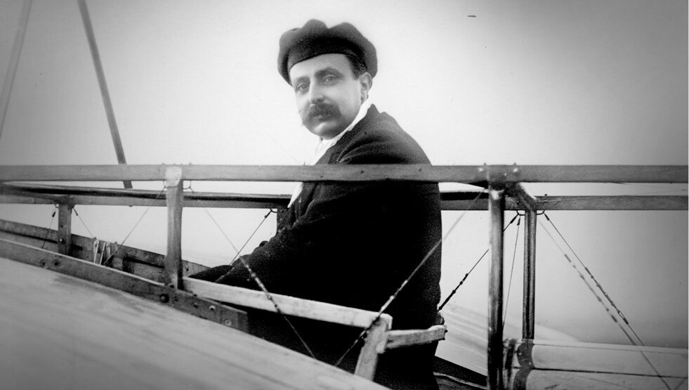 Луи Блерио (фр. Louis Blériot; 1 июля 1872, Камбре — 2 августа 1936, Париж). Французский изобретатель, авиатор и предприниматель, основатель авиапредприятий Bleriot-Voisin и Bleriot Aeronautique. Первый пилот, перелетевший Ла-Манш 25 июля 1909 года, и первый француз, получивший удостоверение пилота.