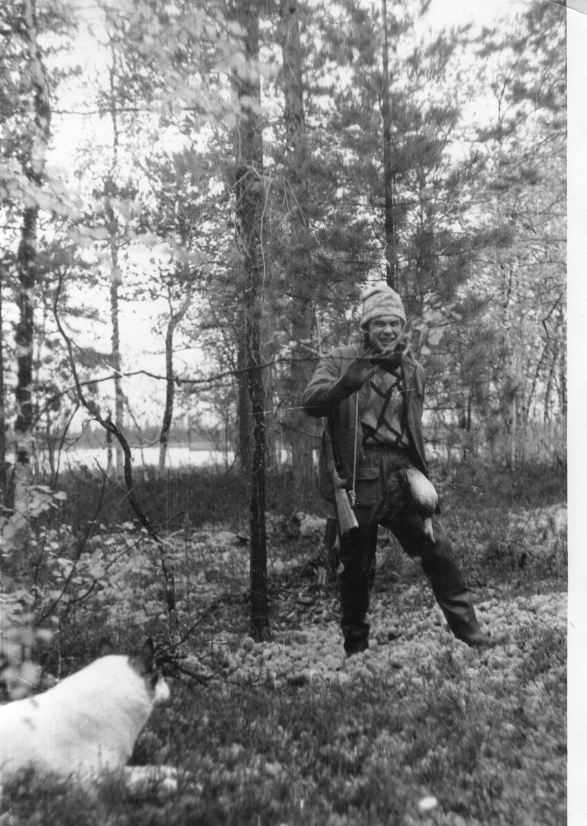 Миша добыл крупную утку. Буран шлангует у костра. Но он у нас по боровой,да и старенький уже был.