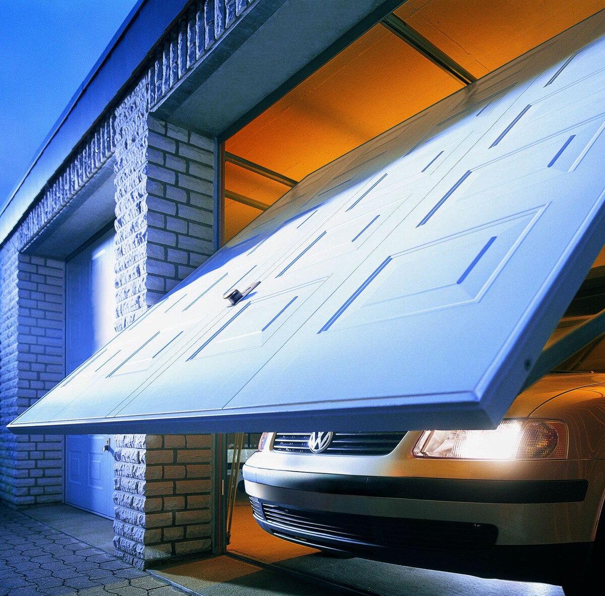 Подъемные ворота (источник фото: Яндекс.Картинки)