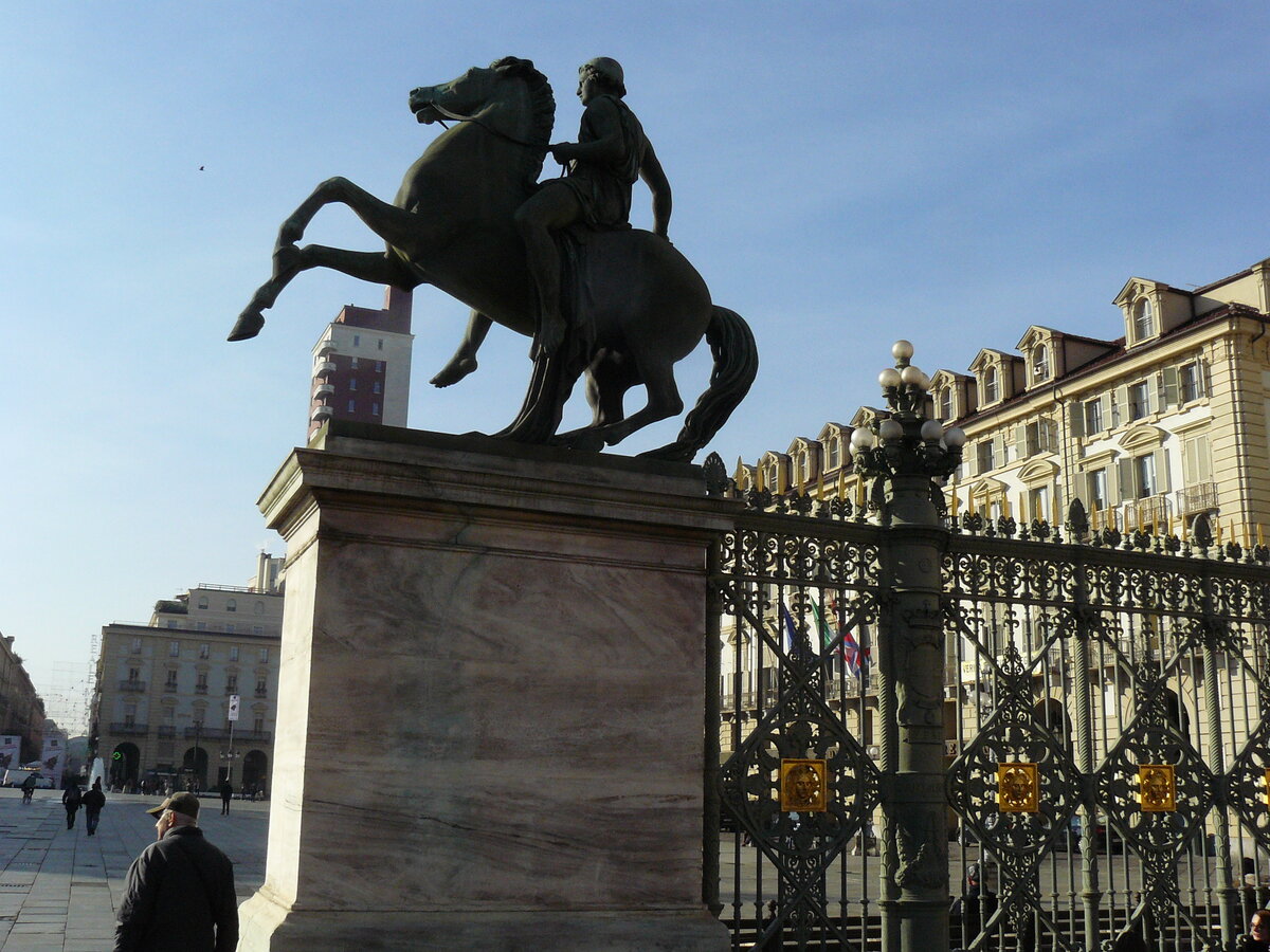 Город вкуснейшего шоколада, сказочных горных вершин, знаменитых автомобилей FIAT, земля известного кофе LAVAZZA  и королевских династий.