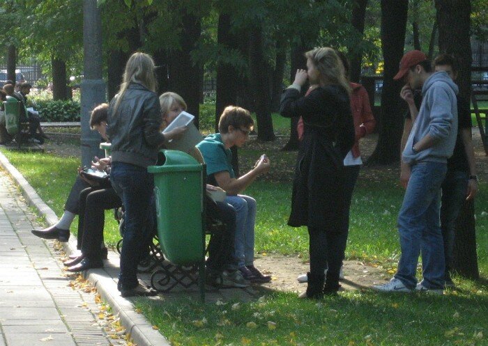 Во дворе гуляют 14 человек мамы. Школьники гуляют. Компания подростков во дворе. Подростки гуляют на улице. Прогулки в компании подростков.