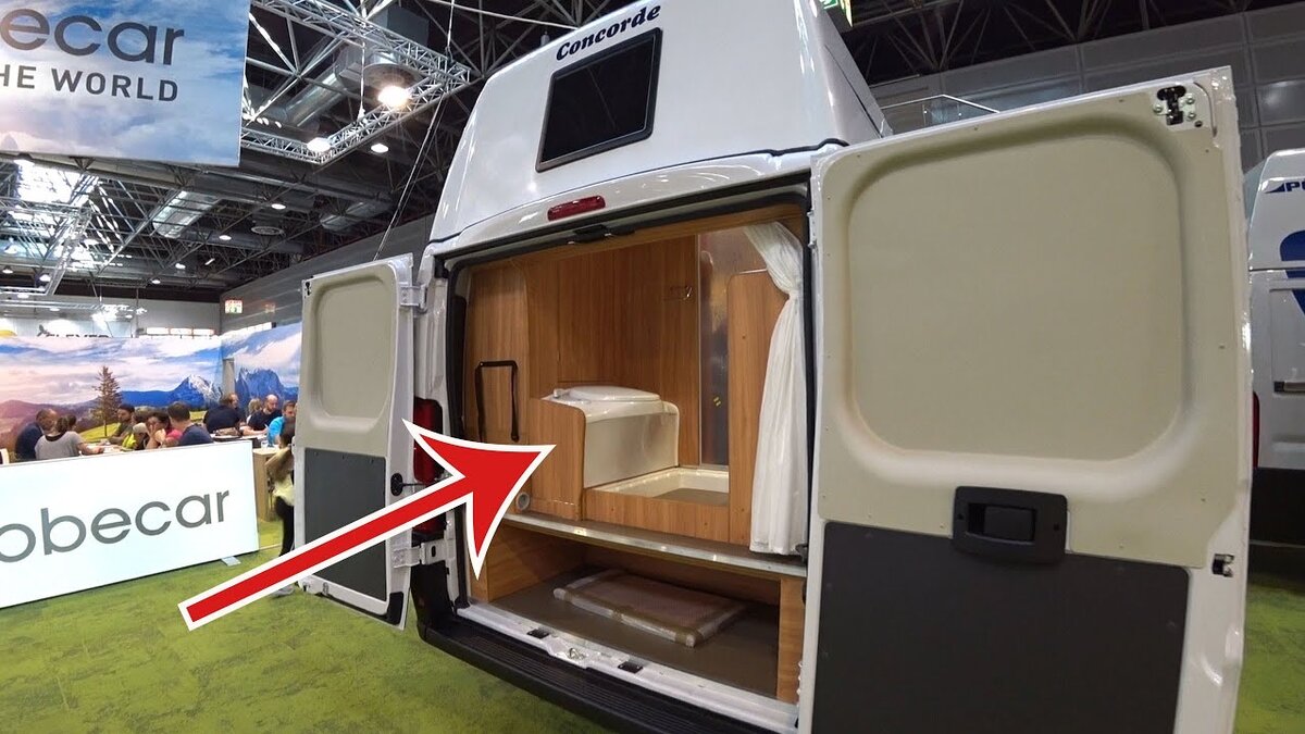 Туалетная комната на высоком подиуме.