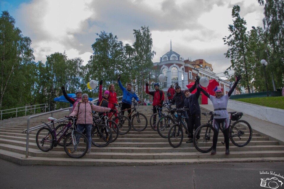Велоночь в Сыктывкаре 2019. Я - в розовой куртке.