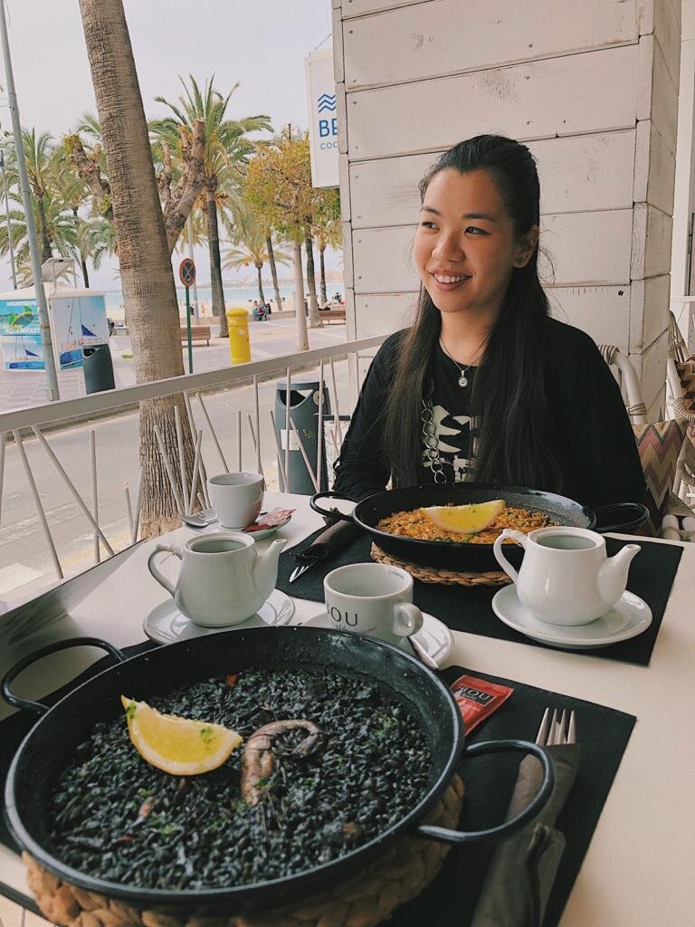 А ЧТО ВЫ ЗНАЕТЕ О МАЙОРКЕ?

Что это за место? И где же оно находится? - такие вопросы мне задают на протяжении нашего нахождения здесь.

Пальма - основной и главный город на острове Майорка, поэтому его и называют Пальма-де-Майорка, вообще у него два написания - Пальма-де-Майорка и Пальма-де-Мальорка, и так, и так будет правильно.

Остров Майорка - один из Балеарских островов, к ним ещё относятся Ибица (также ее называют Ивиса), Менорка и Форментера.

Балеарские острова - расположены в Средиземном море, и принадлежат Испании. Остров Майорка по площади является самым крупным островом Испании.

Испания - страна-участница шенгенского договора, в неё можно попасть по шенгенской визе. Граничит с 5 странами: Португалией, Францией, Марокко, Гибралтаром и Андоррой. Столица - Мадрид. Крупнейшие города Испании - Мадрид, Барселона, Валенсия, Сарагоса, Малага, Севилья. Испания вторая по величине в шенгенской зоне, после Франции. И четвёртая по населению, уступая Германии, Франции и Италии.

Интересные факты:
⠀
- На Майорке очень много туристов из Англии и Германии (в основном слышим только английскую и немецкую речь);
⠀
- Майорка - остров оливок (ели их, невероятно вкусные);
⠀
- Именно на Майорке самая жестокая коррида, проводится до тех пор, пока бык не умрет на арене перед огромным количеством зрителей, в других же частях Испании происходит без убийства (как вообще на такое можно смотреть?);
⠀
- На всем острове Майорка согласно действующему законодательству полностью легализован нудизм (а мы-то думаем, почему дедушка с открытой попой стоит, то девушка голая лежит загорает, то ещё какие-нибудь жести);
⠀
- Девиз Испании гласит, что жизнь создана для наслаждений, а не для страданий;
⠀
- У Испании есть владения за пределами Европы: Канарские острова и два города на африканском континенте - Мелилья и Сеута;
⠀
- Национальные блюда Испании - паэлья (на фото она), тапас, хамон, гаспачо;
⠀
- Испания известна фламенко, футболом, архитектурой;
⠀
- Самые знаменитые испанские люди - Пабло Пикассо, Сальвадор Дали, Антонио Гауди, Монсеррат Кабалье, Хосе Каррерас, Антонио Бандерас, Пенелопа Круз, Хулио Иглесиас, Энрике Иглесиас, Рики Мартин.

#путешествияпомиру #ВиталияХон_Испания