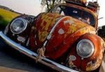  Еще в прошлом веке многие из отечественных и импортных легковых автомобилей прямо на конвейере покрывали слоем олова. И делалось это более не для того чтобы противостоять коррозии, а дабы вывести формы задуманные конструктором и дизайнером. Все дело в том, что заводские штампы имели большие погрешности, производство было несовершенным. В итоге формы кузова просто выводились вручную мастерами из олова. На машину могли нанести более десятка килограмм олова, причем на новую машину и это было в норме вещей. Именно отсюда и пошла легенда о не гниющих Волгах и Победах, но времена совсем уже другие, а машины тоже не все и не всегда чинят с помощью лужения оловом.
 Так вот, не смотря на все старое, все новое является им же, но хорошо забытым. Те кто помнят об этой истине могут познакомиться с материалом настоящей статьи. В ней мы расскажем об альтернативе шпаклевки, которая вроде как заменила все в кузовном ремонте, но не всегда удовлетворяет на все сто.