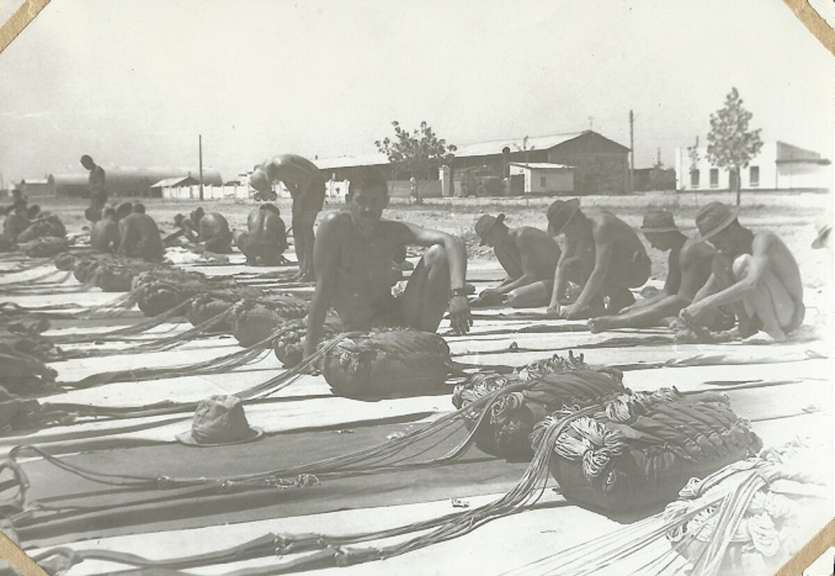 На фото: Туркестан. Фергана. Лето 1978 года. 3 рота 730 батальона по форме Раз производит укладку парашютов Д-5 серии 2.