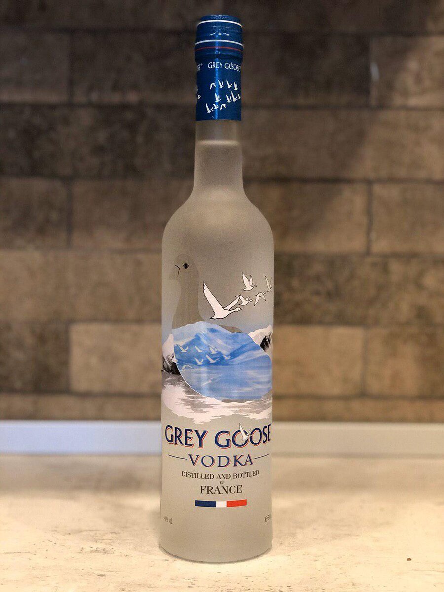 Самая дорогая водка в России Grey Goose 3000 рублей за литр, а какая она на  вкус? | Лайфстайлер | Дзен