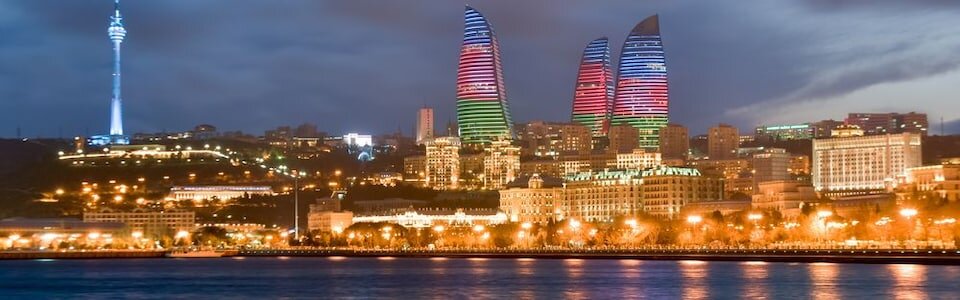 Азербайджан кажется привычным и близким: виза для путешествия не нужна, окружающие легко поймут вас по-русски, а вкус местных дынь знаком каждому с детства. А между тем эта солнечная страна — как зачарованная сокровищница, в которой найдется все: от таинственных старинных дворцов до ультрамодных баров. Мы поможем подобрать ключ, чтобы вы открыли для себя самые яркие драгоценности Баку.
Поймайте попутный ветер на Приморском бульваре 
Баку не случайно назвали городом ветров. В этом легко убедиться на Приморском бульваре, где сразу чувствуешь легкий бриз. Но волноваться не стоит: ветра в Баку исключительно попутные. 
Прогуляйтесь по набережной в компании попугаев, посмотрите на необычный кактусовый садик и сделайте эффектные снимки города с колеса обозрения. В жару здорово взять гондолу и покататься по каналам Маленькой Венеции, а после прогулки подкрепиться ароматным чаем с пахлавой.

Вечером Приморский бульвар расцветает огнями, звенит песнями под гитару и манит сладким мороженым. Отсюда хорошо любоваться Огненными башнями и наблюдать, чем живет современный Баку.

Если остались силы, отправляйтесь на пешеходную улицу Низами, особенно нарядную в вечерней подсветке, а потом на чашечку кофе или шопинг на площадь Фонтанов, где всегда атмосфера праздника.
