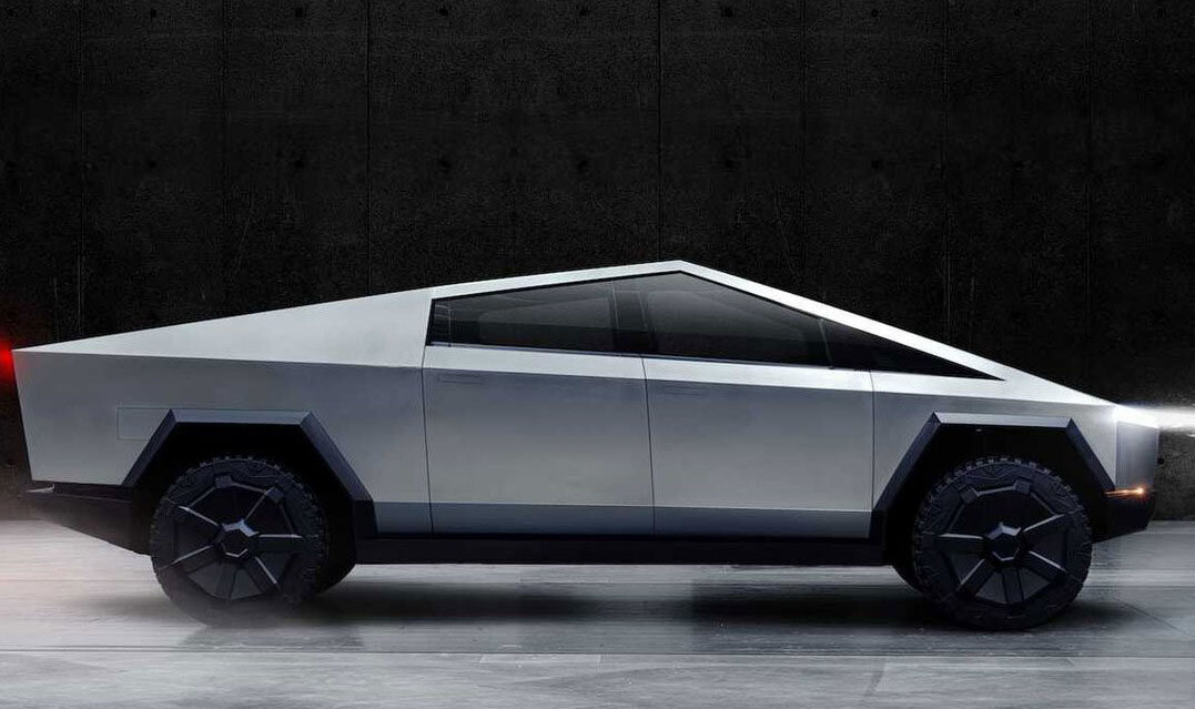  Cybertruck, электрический пикап от американской компании Tesla, также находится в центре внимания мировых СМИ и всевозможных комментариев спустя более трех недель после его запуска. Эксперты по утверждению автомобилей на эксплуатацию теперь заявили немецкому журналу Automobilwoche , что автомобиль в его нынешнем виде вряд ли будет омологирован на старом континенте. Тесла уже принимает предварительные заказы на него и у нас.
Журнал по этому вопросу говорил со Стефаном Теллером, который отвечает за утверждение типов автомобилей для работы в SGS-TÜV Saar. SGS-TÜV выполняет эту так называемую омологацию для ряда производителей. Но не для Теслы, она работала с другой голландской фирмой.

Однако, по словам Теллера, до фактического запуска Cybertruck компания Илона Маска, должна будет внести существенные изменения в автомобиль. "Основная концепция автомобиля полностью противоречит нынешней европейской философии безопасности автомобилей", - утверждает Теллер. Экипаж будет чувствовать себя в безопасности в машине, но на самом деле он не будет в безопасности.

В Европе правила ЕЭК применяются к утверждению автомобиля (а также отдельных его частей, например, шин) к эксплуатации (и, следовательно, к продаже). В их создании помимо чиновников участвуют автопроизводители и независимые компании. В общей сложности, по словам Теллера, каждый автомобиль должен соответствовать 50-60 различным правилам. Они всегда проверяются независимой организацией, такой как  SGS-TÜV Saar.

Но с другой стороны Атлантического океана, в США, ситуация другая. Производители также могут выполнять омологацию по собственной оси, и власти просто проверяют ее случайным образом. Кроме того, пикапы классифицируются как коммерческие транспортные средства, а условия для их утверждения для работы более мягкие. В частности, что касается пассивной безопасности, пишет Automobilwoche.

По Tellera бы утверждения Cybertrucku в Европе он не попал в положение о защите пешеходов, а также пассивной безопасности (то есть защиты экипажа при ударе). Эксперт ссылается на тот факт, что несущей конструкции автомобильные новости составляют по Muska экзоскелет (внешний скелет), который сделан из чрезвычайно твердой zastudena проката из нержавеющей стали, отмеченные 30X.


Позор на показе новой Теслы. Дизайнер разбил" Нерушимое " стекло / видео | Tesla.com
Тот  же материал в своих  ракетах  должен использоваться другой компанией Musk, SpaceX. Босс Теслы оставил свою крепость во время представления Кибертрука, чтобы продемонстрировать удары молотком в сторону двери. Лист даже не прогнулся.
Но в случае удара сила внешнего скелета не поможет экипажу. "Нос автомобиля не может быть произвольно жестким, - объясняет Теллер. По словам эксперта, продольные балки и передний капот должны быть деформируемыми, чтобы поглощать энергию при ударе. "Энергия, которую толчка, следовательно, действует на экипаж значительно меньше, чем та, возникшая при ударе," говорит он.

Но высокопрочная сталь на Кибертруке, похоже, не деформируется во время аварии. "В момент крушения на экипаж будут оказываться огромные силы, даже подушки безопасности не спасут их жизни", - предупреждает Теллер. 

По данным Automobilwoche, в Европе продаются бронированные автомобили с такими же жесткими и жесткими листами на кузове, но они подлежат индивидуальной омологации. В случае крупногабаритного автомобиля, такого как Cybertruck, что-то подобное будет невозможно. "В зависимости от того, что теперь о машине мы знаем, я думаю, что Cybertruck в его нынешнем виде не представляется возможным утвердить в Европе для работы в качестве  крупно-серийной модели", - говорит Теллер. По словам Илона Маска и его разработчиков, впереди еще много работы. 

Без одобрения типа Тесле было бы очень сложно продать автомобиль в Европе. В конце ноября компания уже имела четверть миллиона заказов. Заинтересованные лица должны внести возвращаемый депозит в размере 100 долларов США (около 6000 рублей). Но поставки клиентов начнутся только в 2021 году, до тех пор, в случае европейских заинтересованных сторон, компания должна решить вопросы омологации
