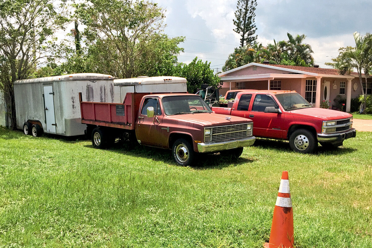 Типичный гараж «первой касты» пикапов: Chevrolet C10 Custom Deluxe первой половины 80-х и Сhevrolet К3500 серии GMT400 начала 90-х