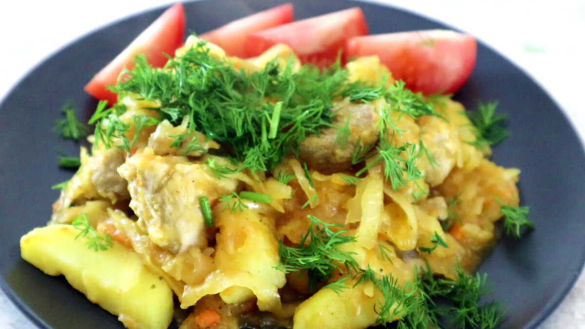 Тушеный картофель с квашеной капустой и мясом