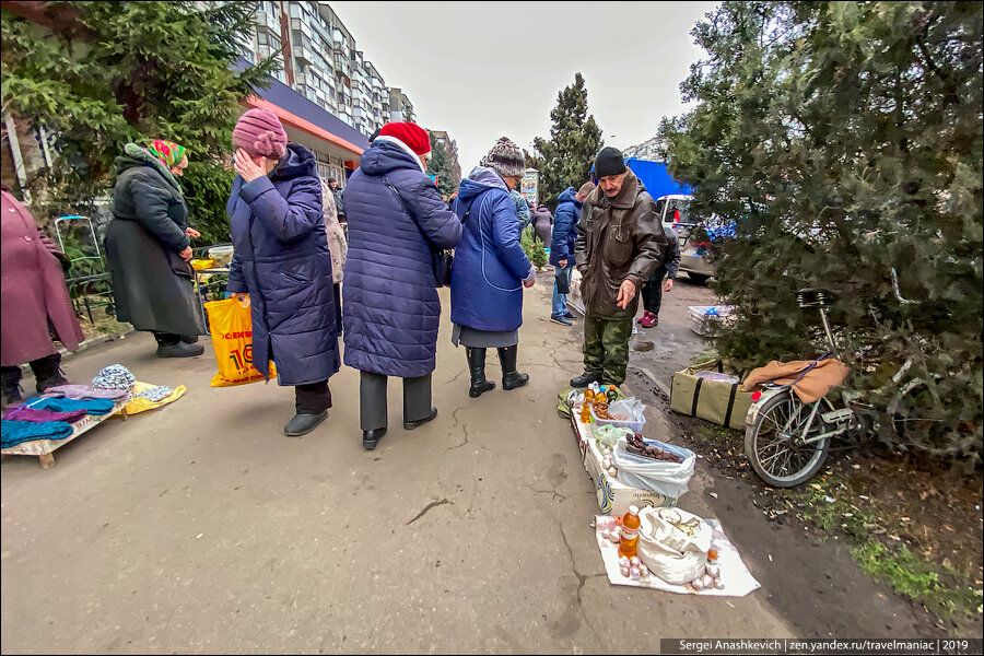 Что продают старики на стихийных рынках на Украине: смотришь на эту нищету и становится их просто жалко