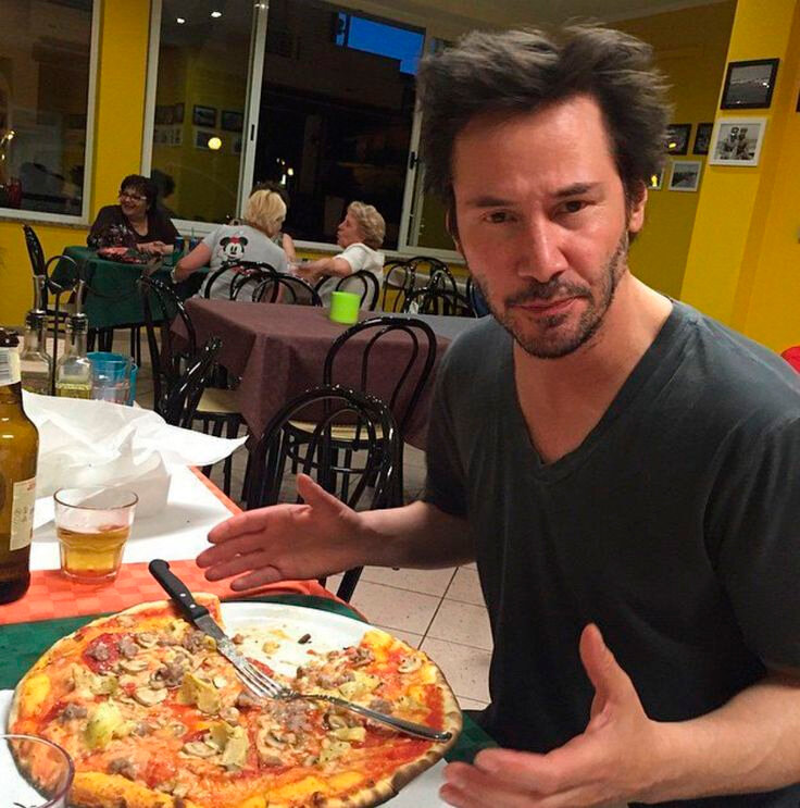 Только Киану может позволить себе по вечерам есть пиццу и уворачиваться от пуль