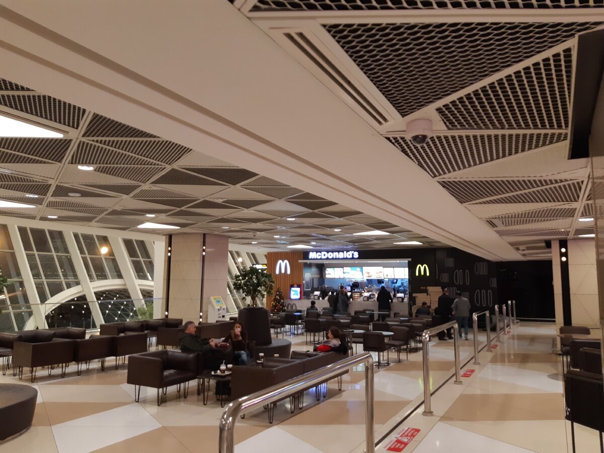 Макдоналдс... куда же без него.