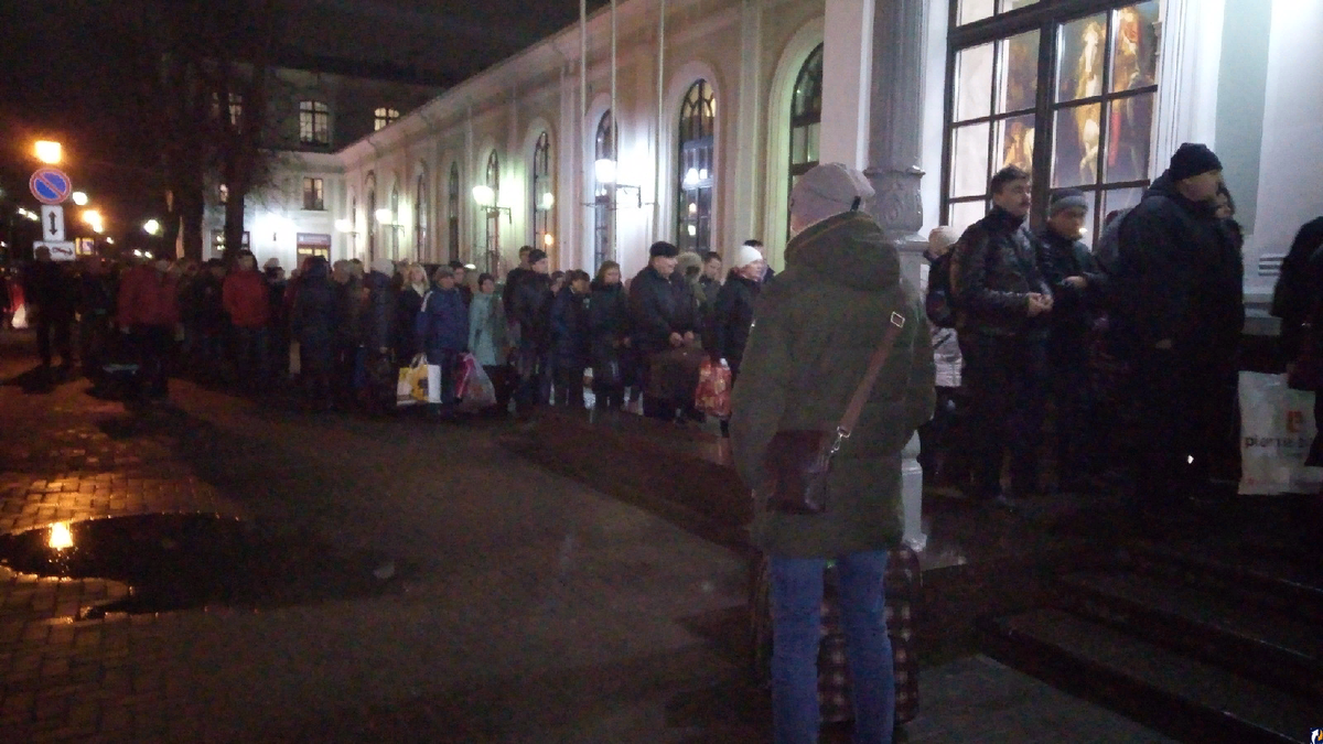 Театр безопасности. На вокзале Пскова ввели досмотр, теперь люди стоят в длинных очередях