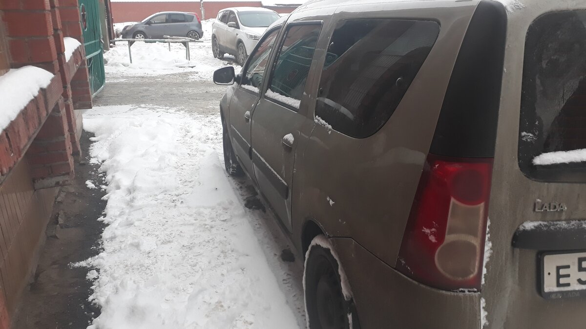 Кстати, на дальнем плане моя белая машина. Всё ещё ездит, не развалился Форд, как многие считают.