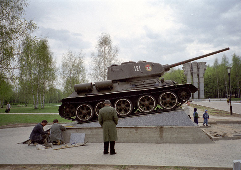 Памятник на главной площади в городе Королёв .