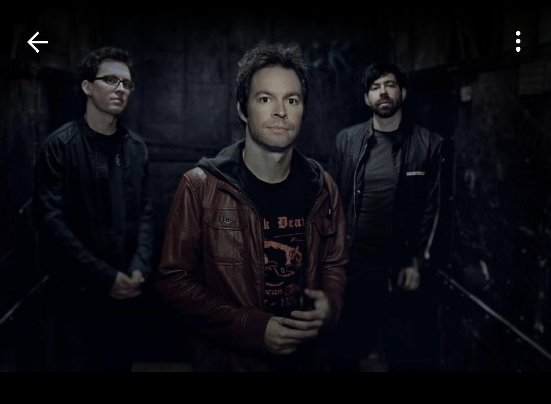 Музыка у них не такая гламурная, как тот парень справа