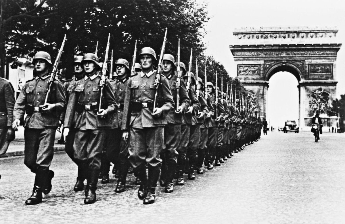 НЕМЕЦКИЕ ВОЙСКА В ПАРИЖЕ. 1940 г. (Фото из общедоступных источников).